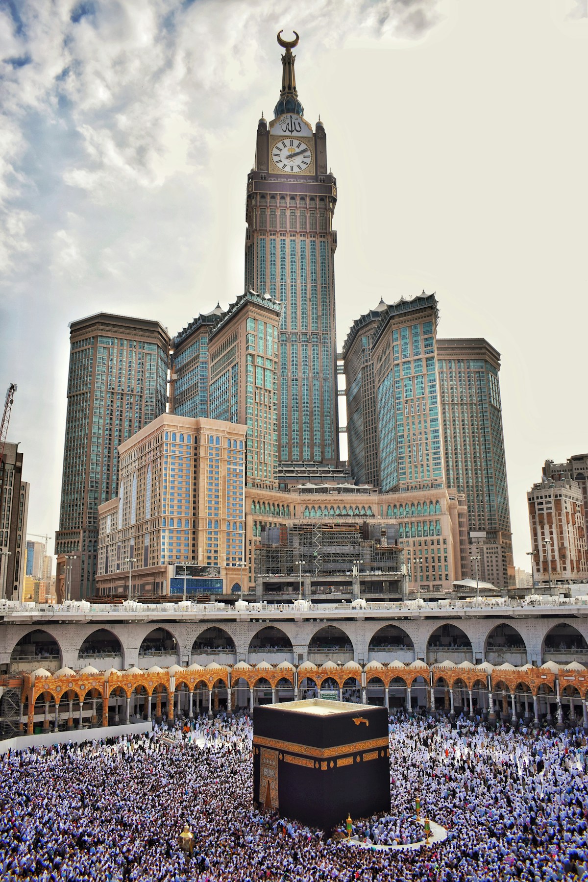 La Kaaba et les pèlerins dans la Grande Mosquée de La Mecque